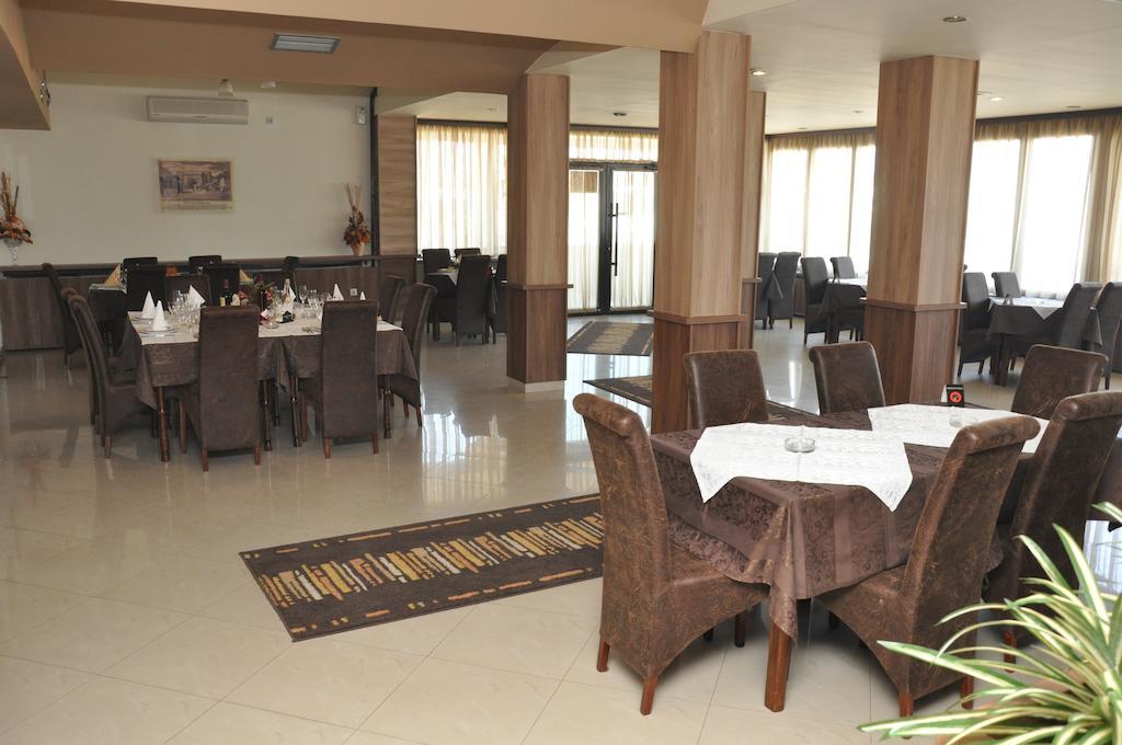 Hotel Extra Lion Md Ni المطعم الصورة